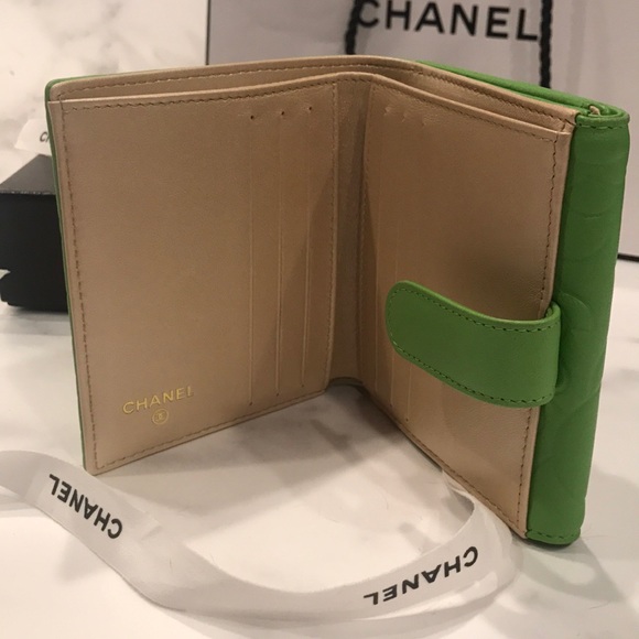 ⭐️ SOLD ⭐️ BNWT AUTHENTIC CHANEL CAMELLIA WALLET - Picture 6 of 8